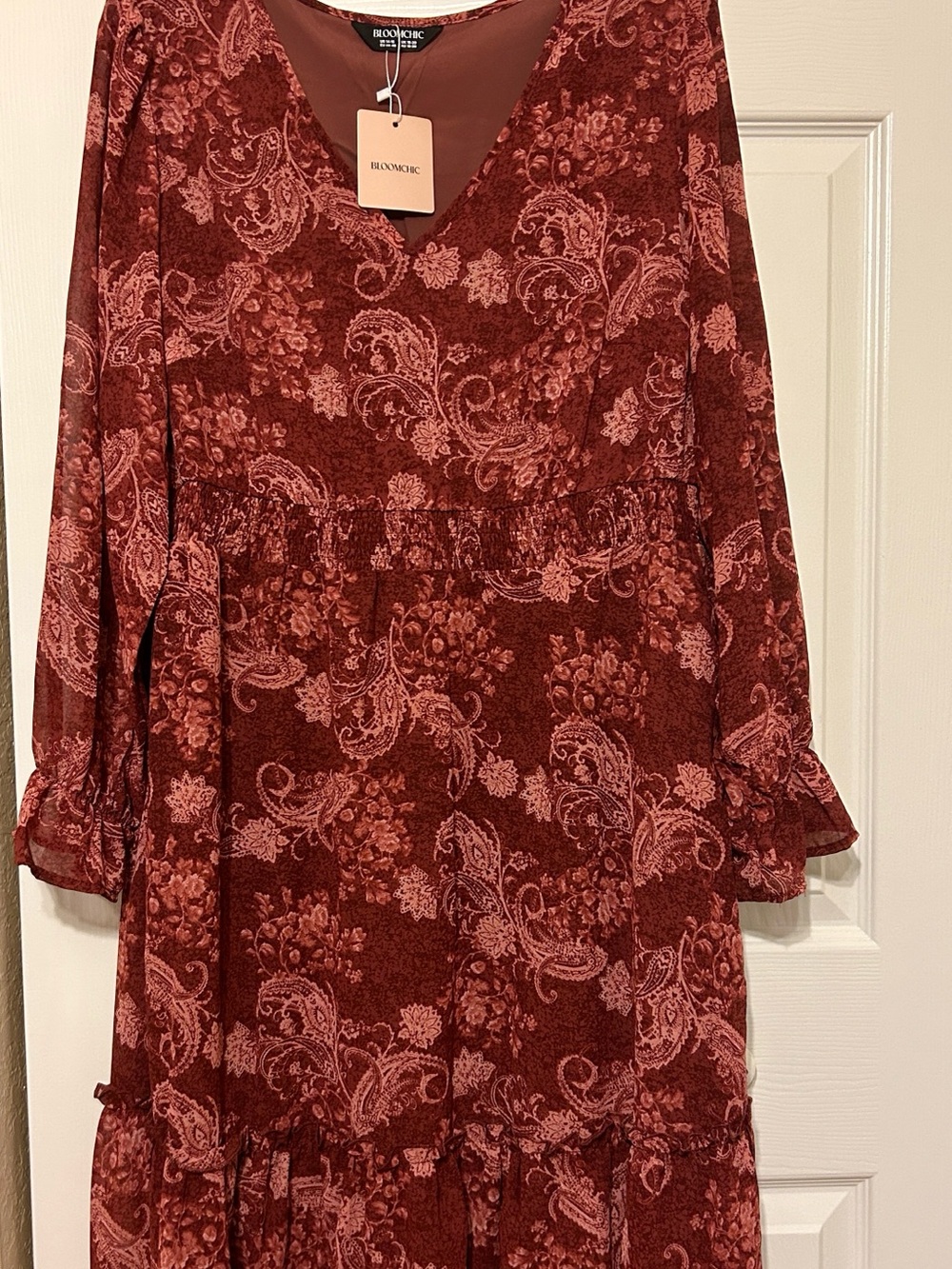 BloomChic NWT  Paisley Midi Dress fully lined